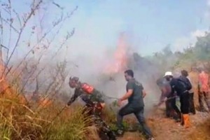 babinsa Koramil Mandirancan bersama tim gabungan berjibaku memadamkan api yang membakar lahan TNGC.